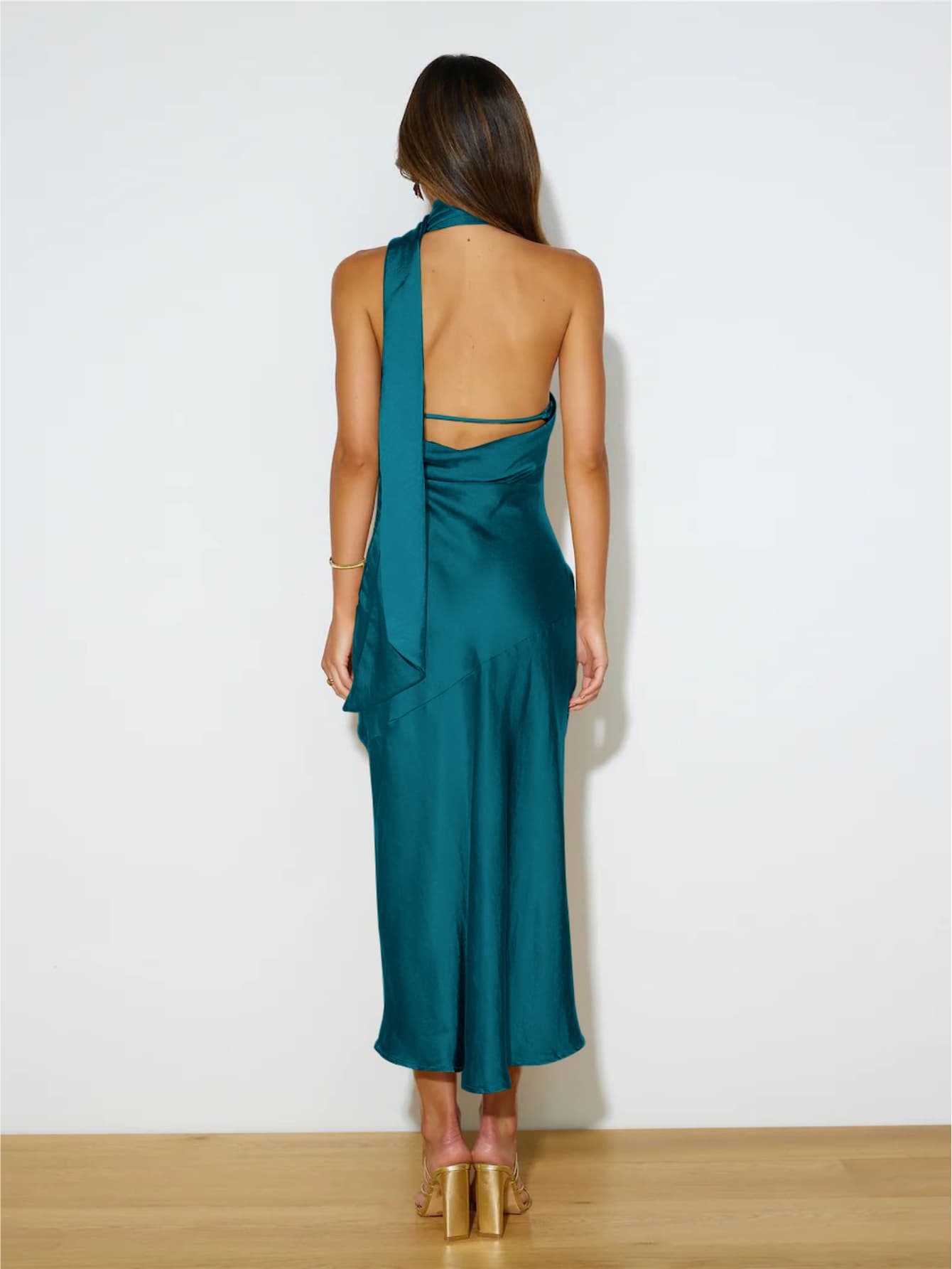 Robe dos nu satin élégante avec écharpe integrée bleu foncé de dos