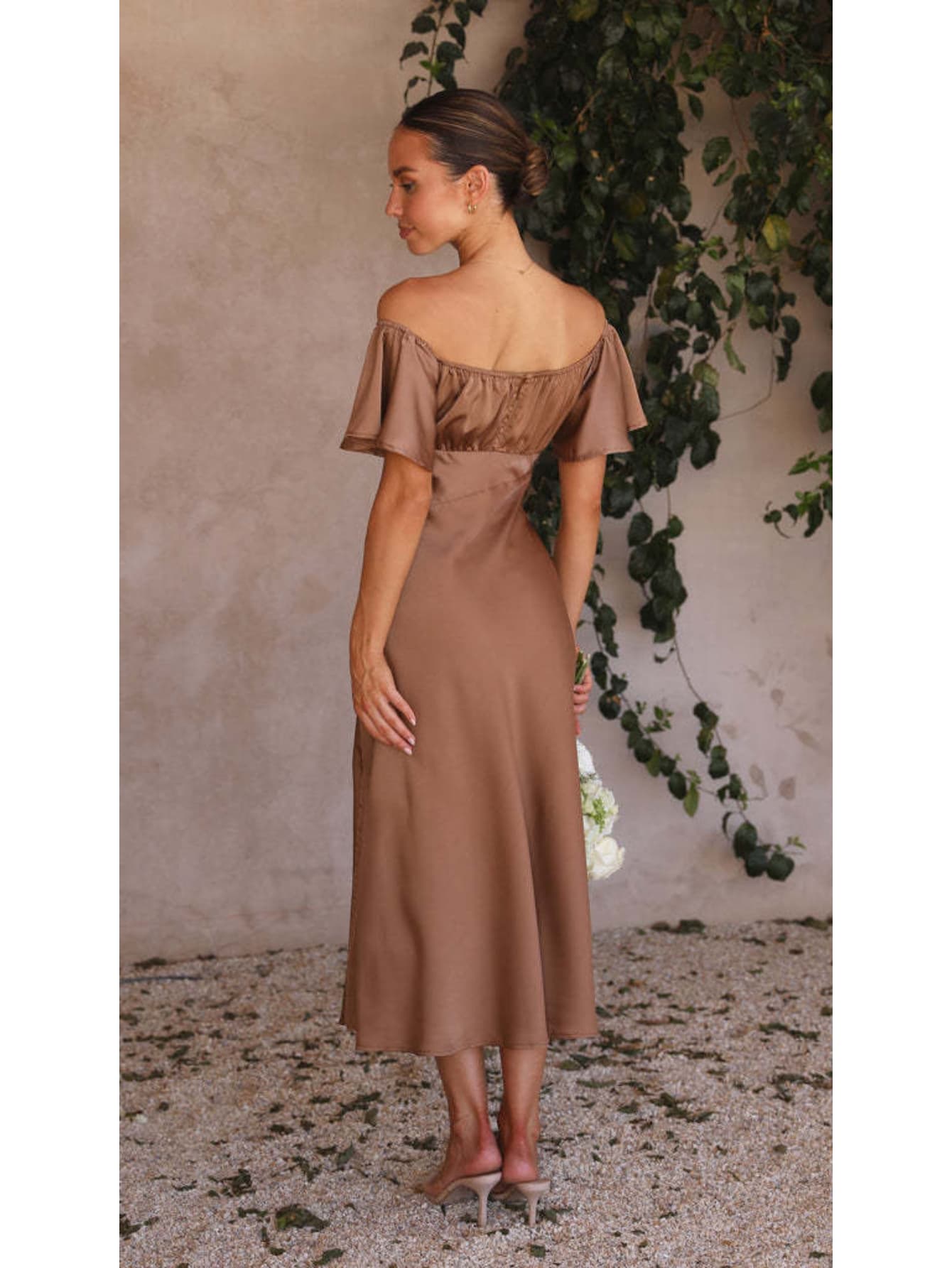 Robe satin chic pour mariage marron de dos