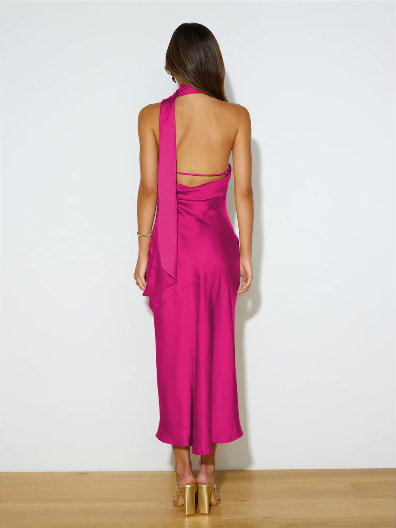 Robe dos nu satin élégante avec écharpe integrée rose de dos