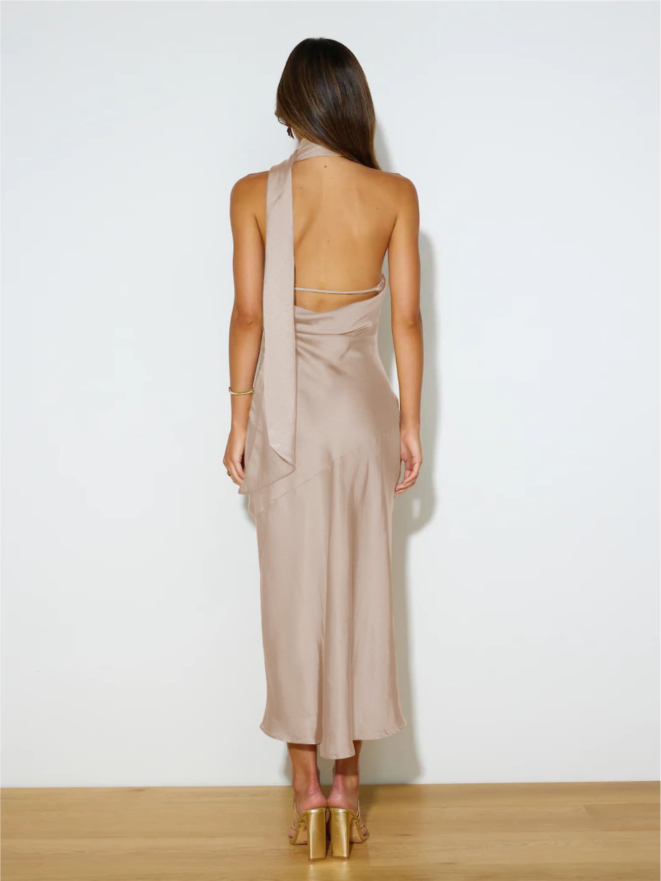 Robe dos nu satin élégante avec écharpe integrée beige de dos