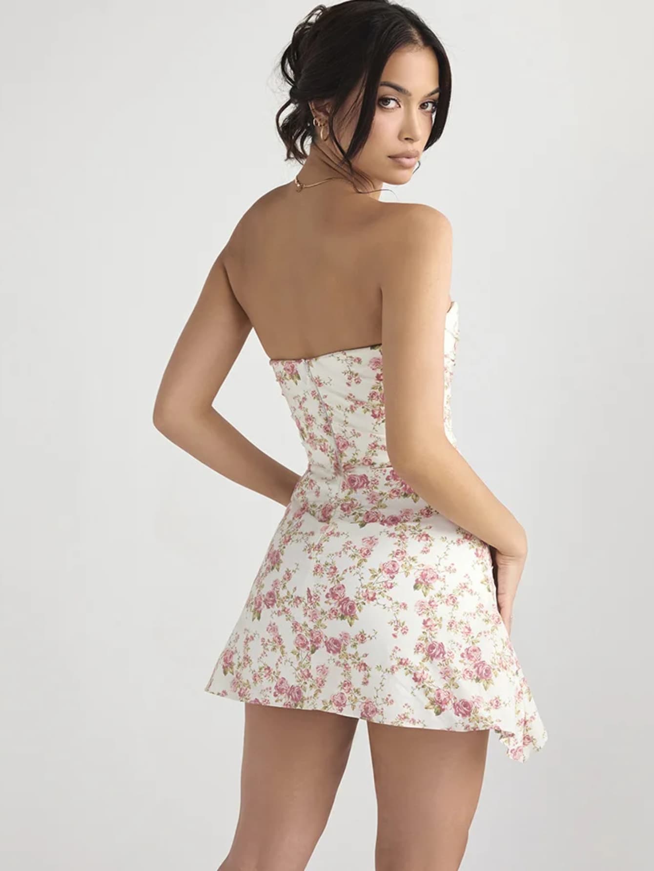 Robe courte satin fleurie de dos