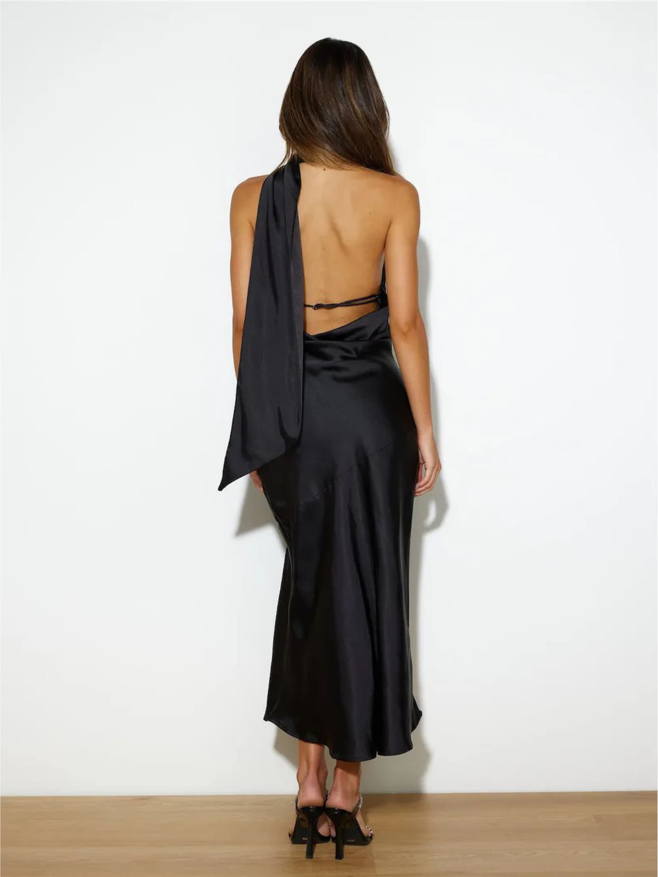 Robe dos nu satin élégante avec écharpe integrée noir de dos