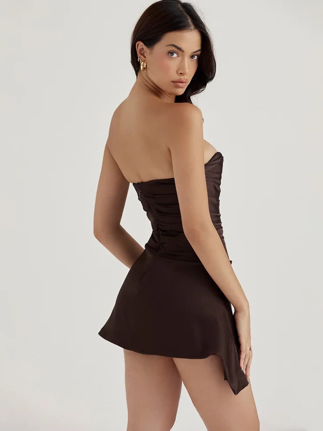 Robe courte satin marron de dos