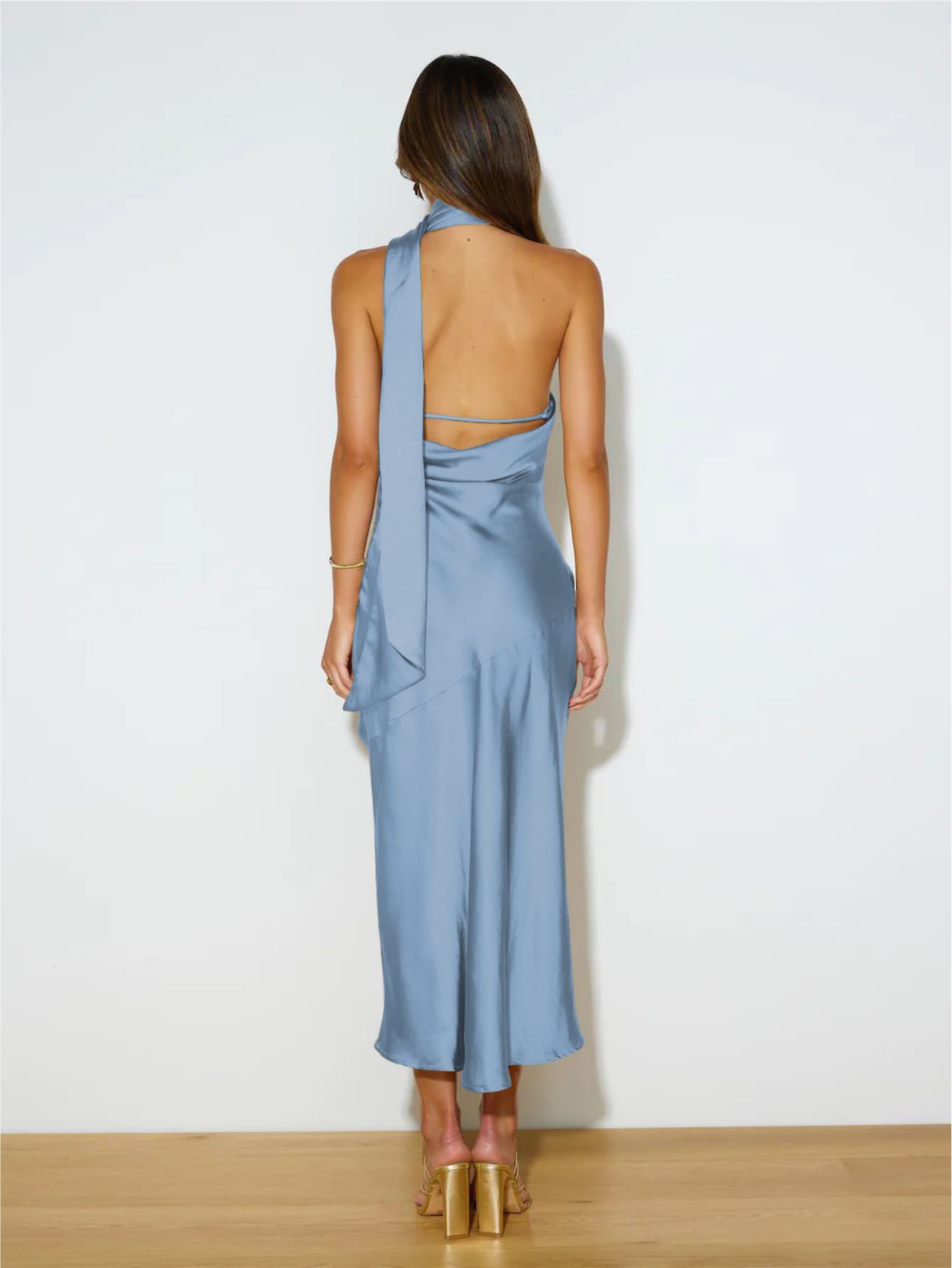 Robe dos nu satin élégante avec écharpe integrée bleu de dos