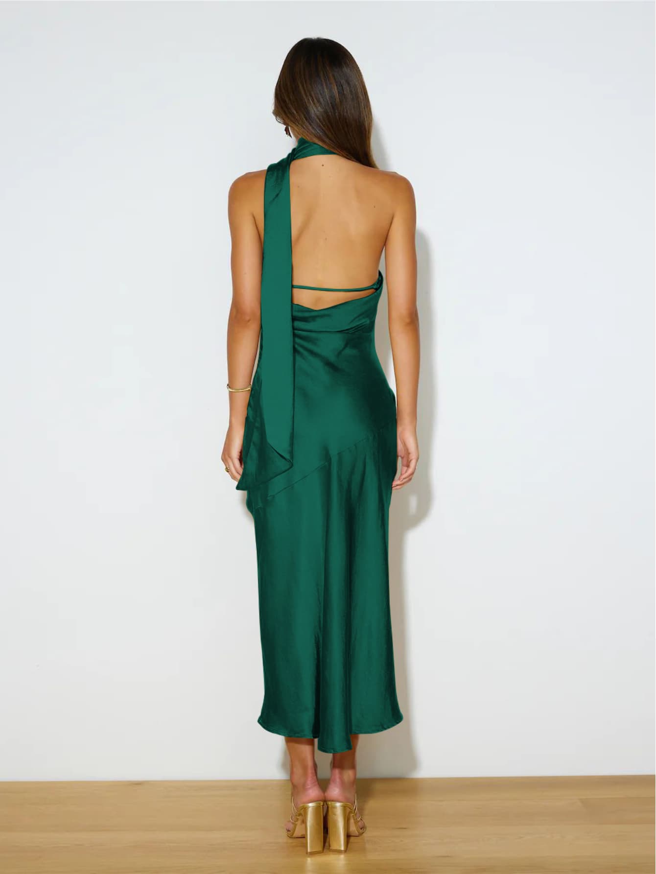 Robe dos nu satin élégante avec écharpe integrée vert de dos