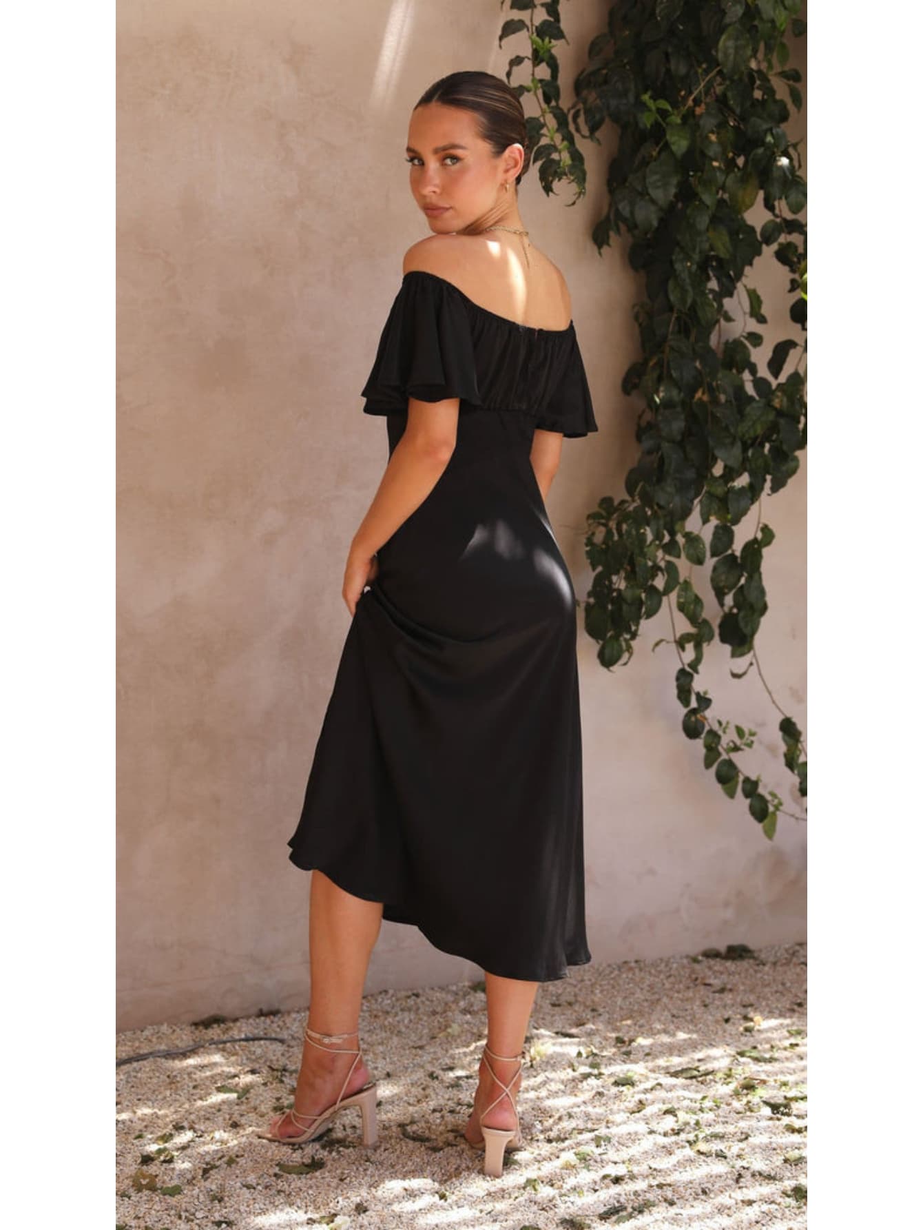 Robe satin chic pour mariage noir de dos