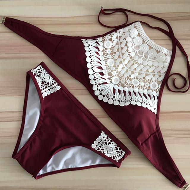 Maillot de bain 2 pièces bordeaux à col montant et dentelle blanche