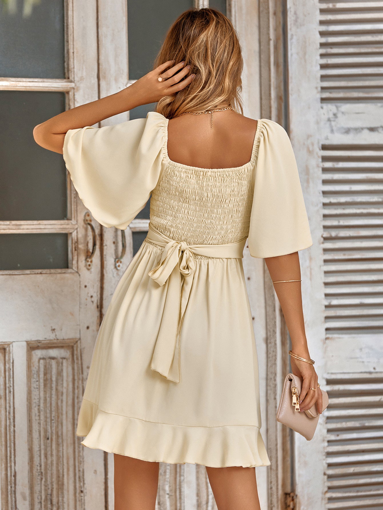 Robe bohème chic et élégante beige dos