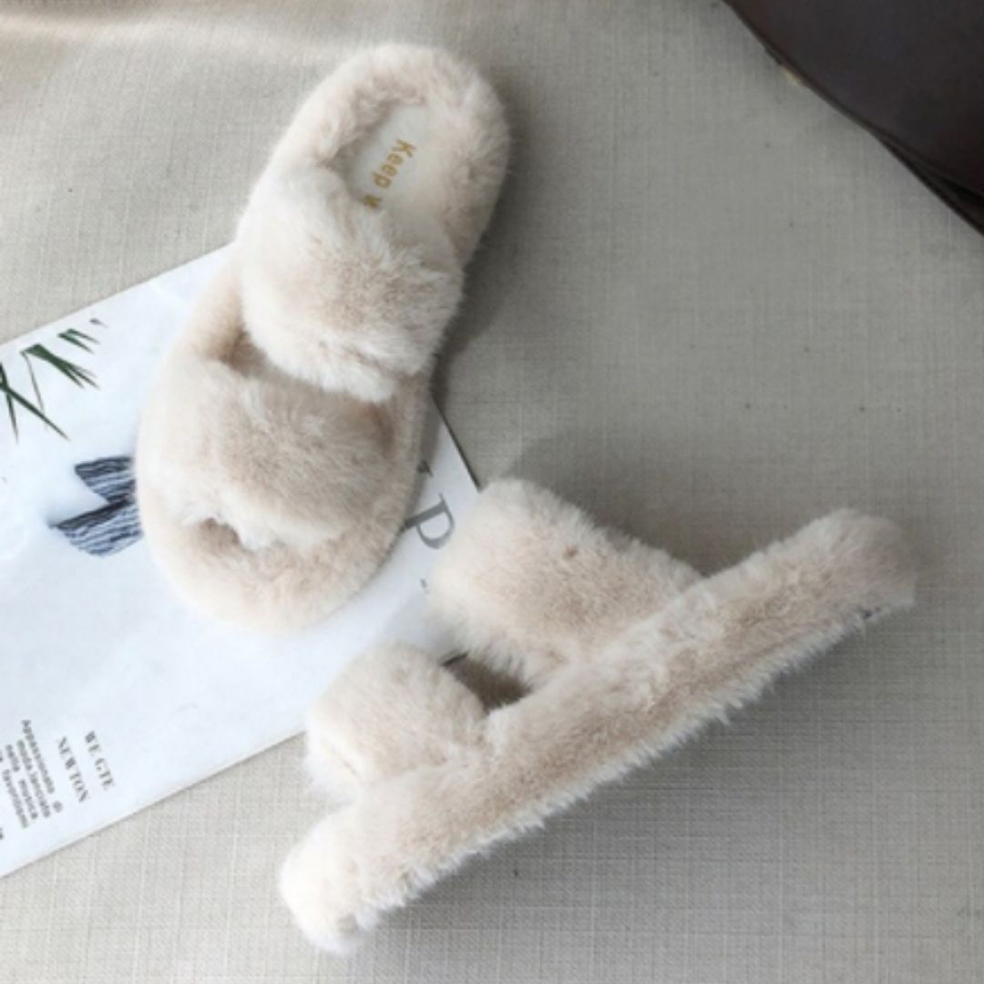 Pantoufles claquettes fourrure blanches