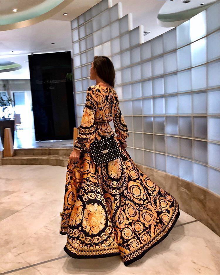 Robe longue parure noire et or