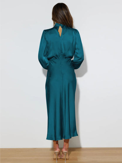 Robe longue chic satin bleu foncé de dos