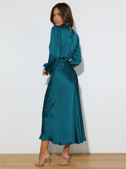 Robe longue chic satin bleu foncé côté