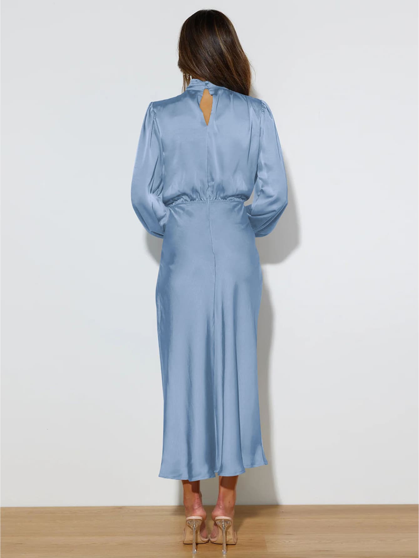 Robe longue chic satin bleu de dos