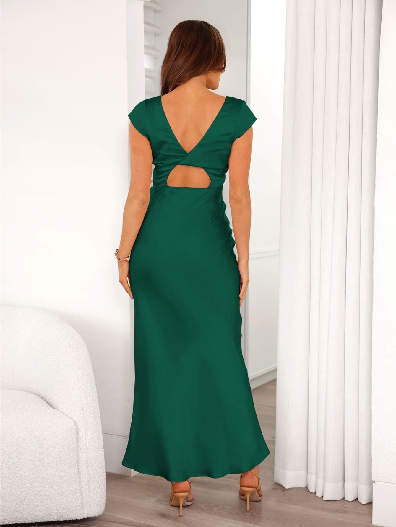 Robe longue col V satin vert de dos