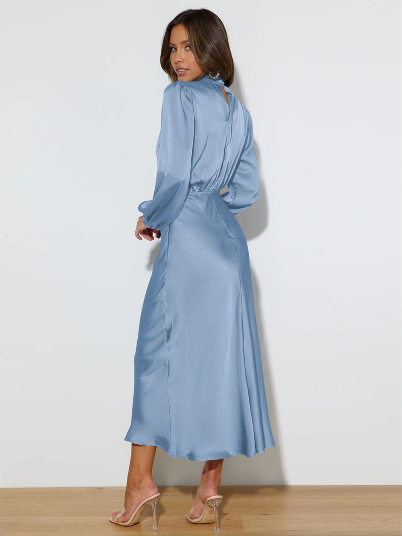 Robe longue chic satin bleu côté