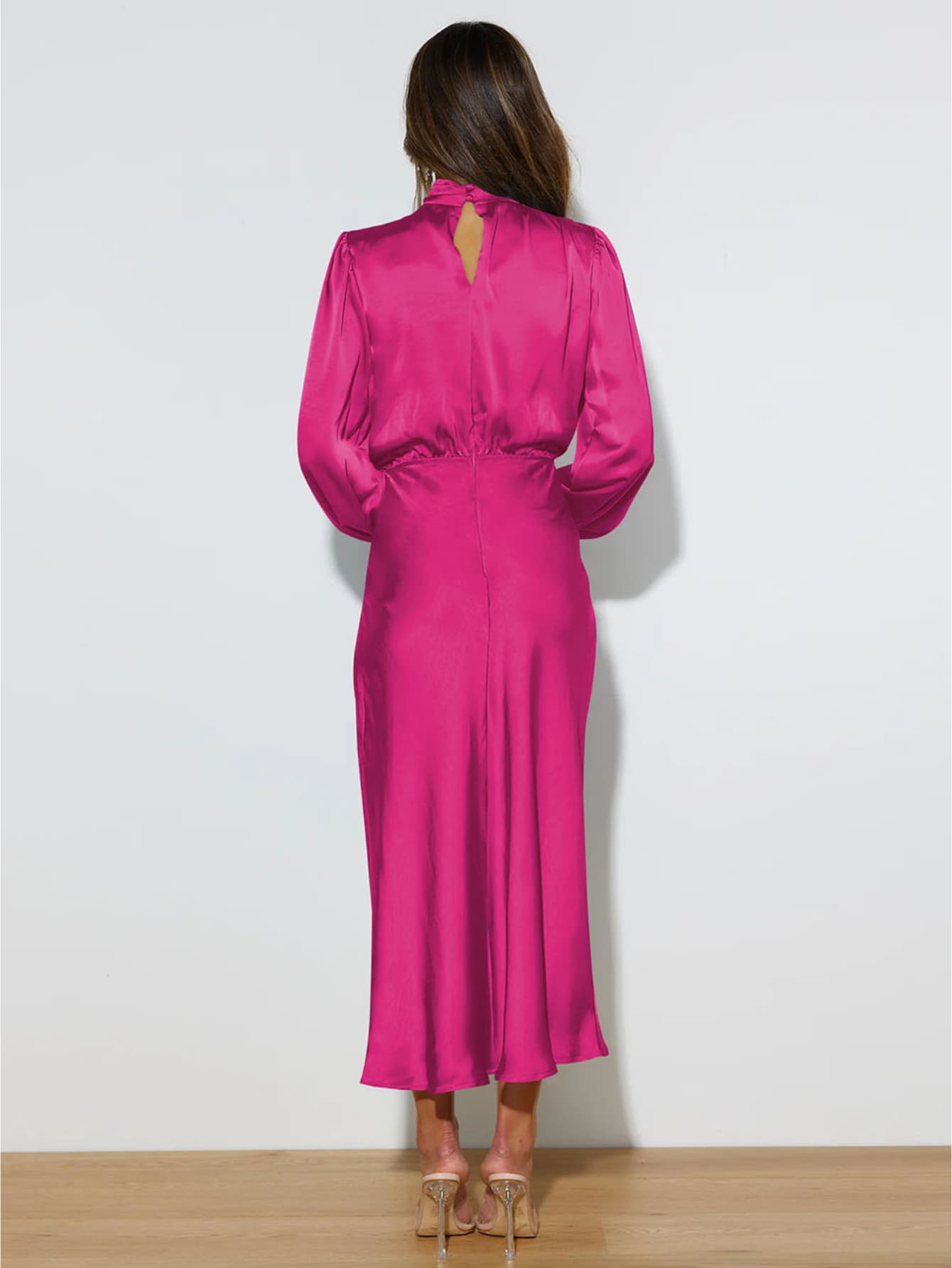 Robe longue chic satin rose de dos