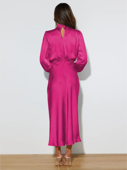 Robe longue chic satin rose de dos