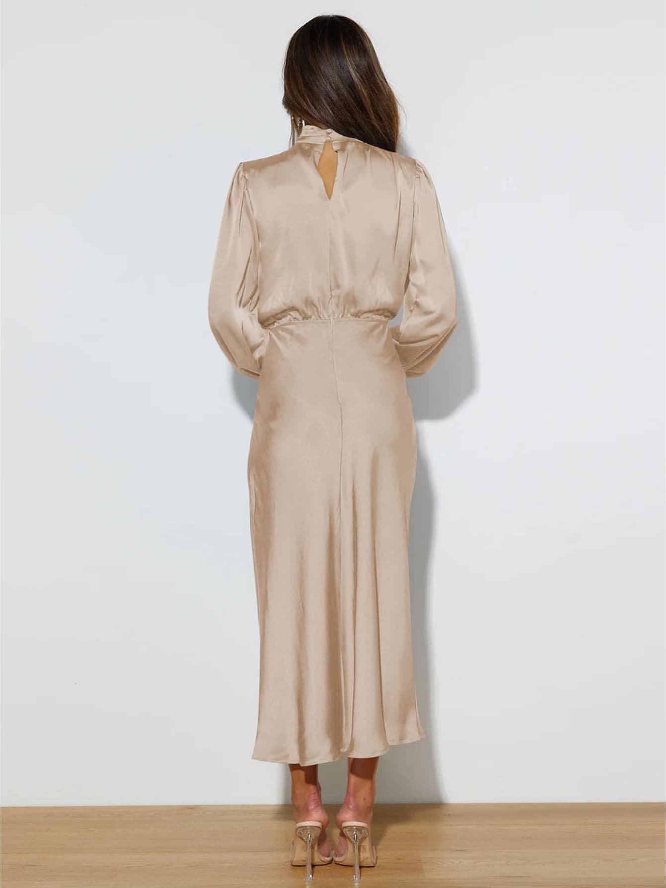 Robe longue chic satin beige de dos