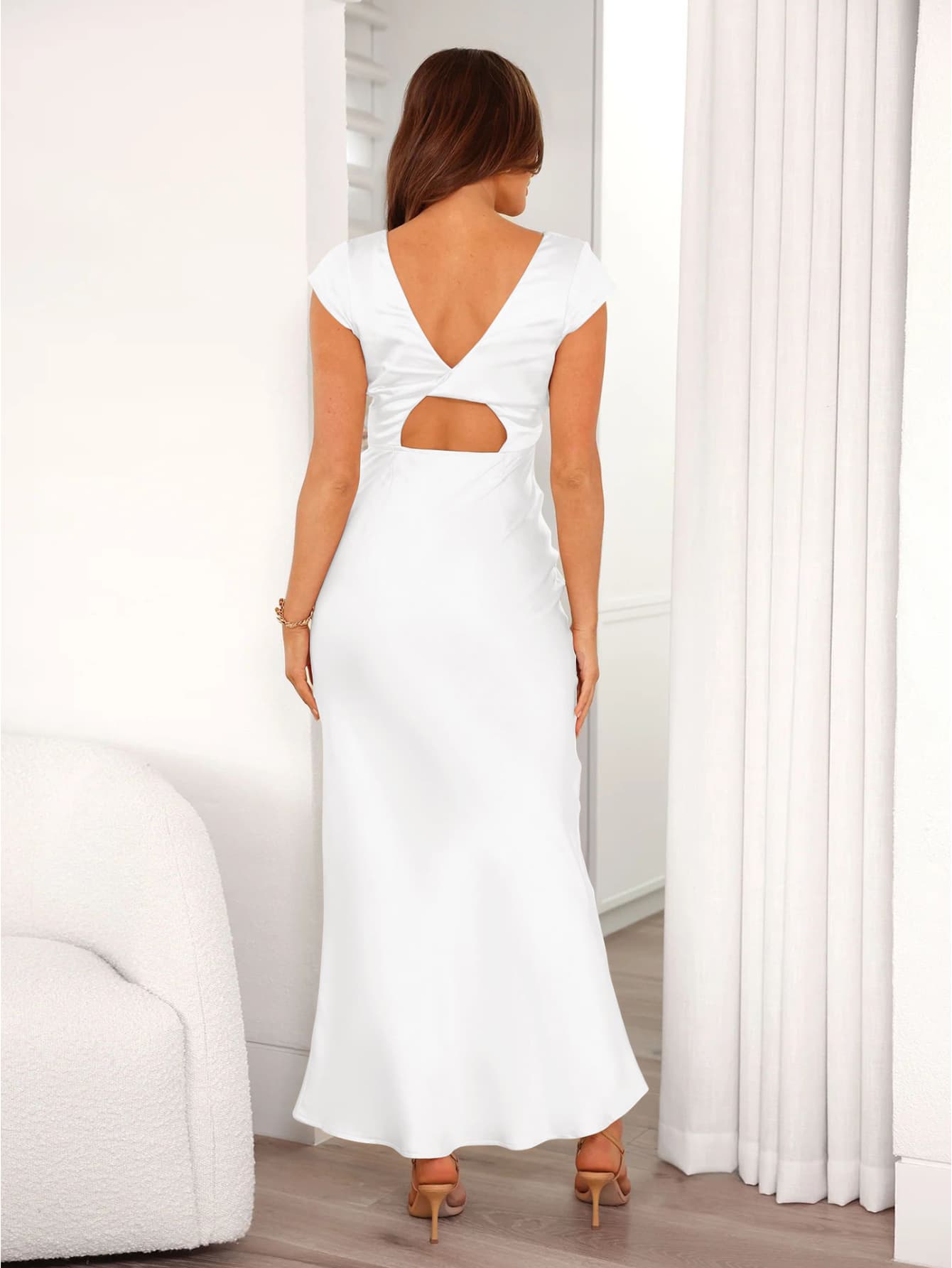 Robe longue col V satin blanc de dos