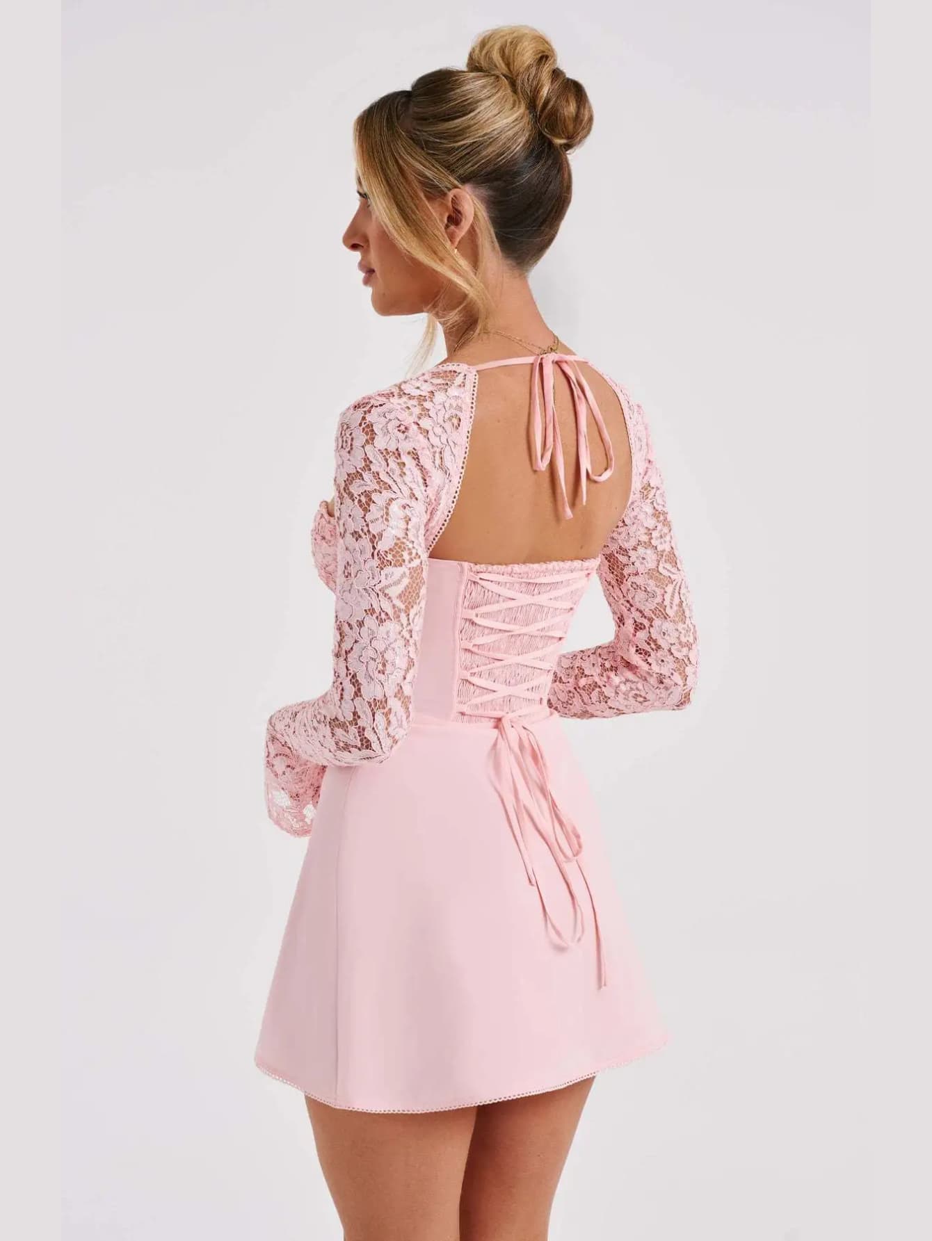 Robe manches dentelle chic rose de dos