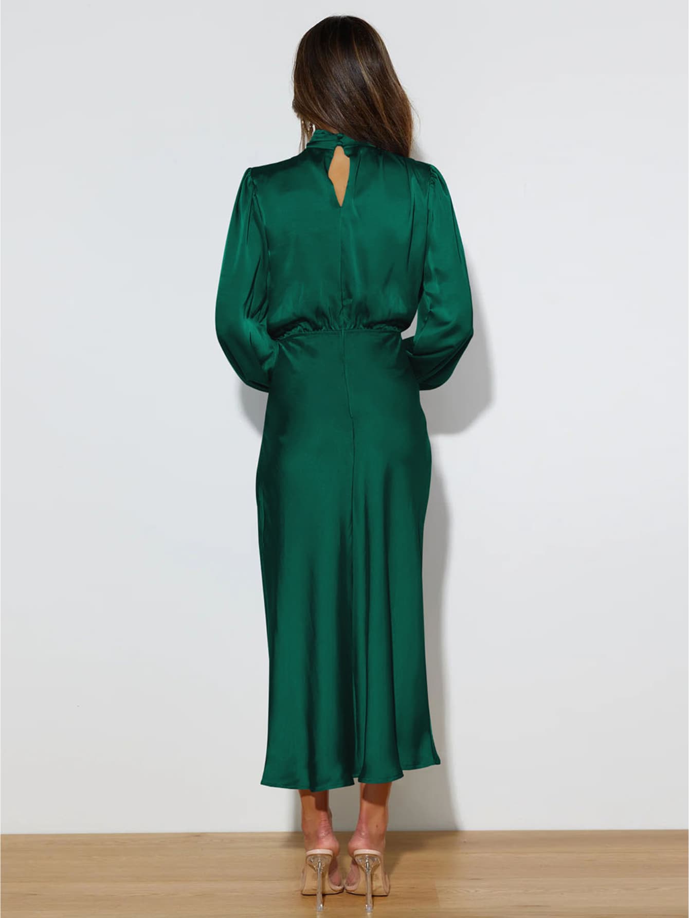 Robe longue chic satin vert de dos