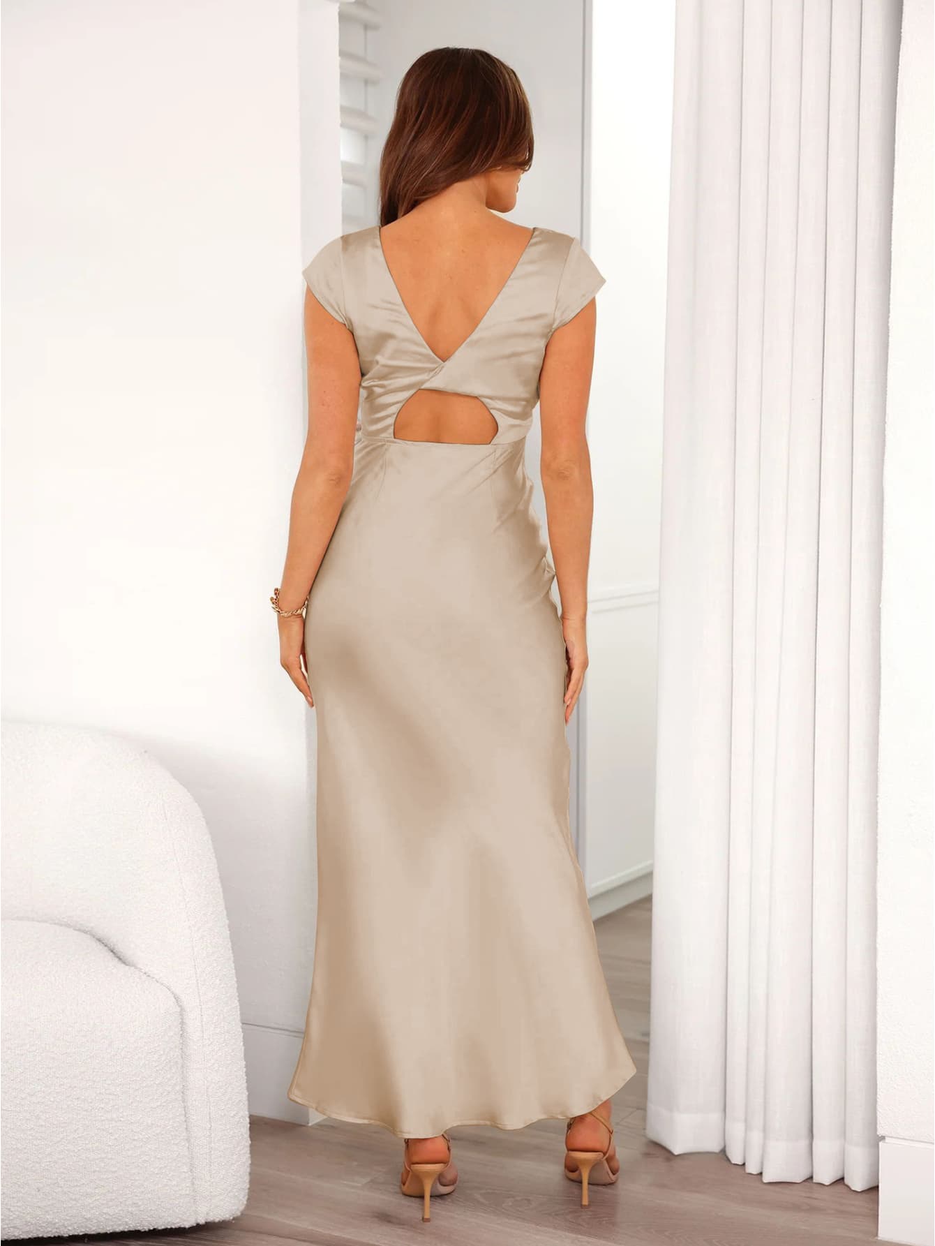 Robe longue col V satin beige de dos