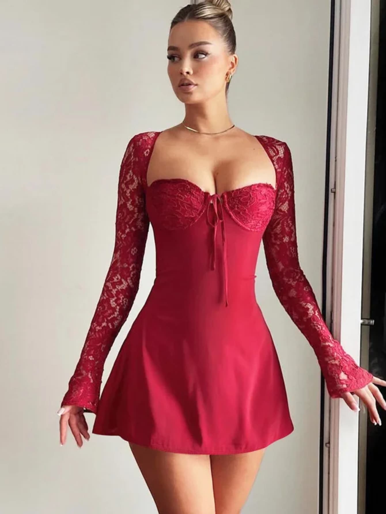 Robe manches dentelle chic rouge