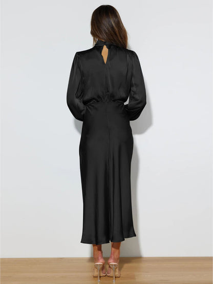 Robe longue chic satin noir de dos