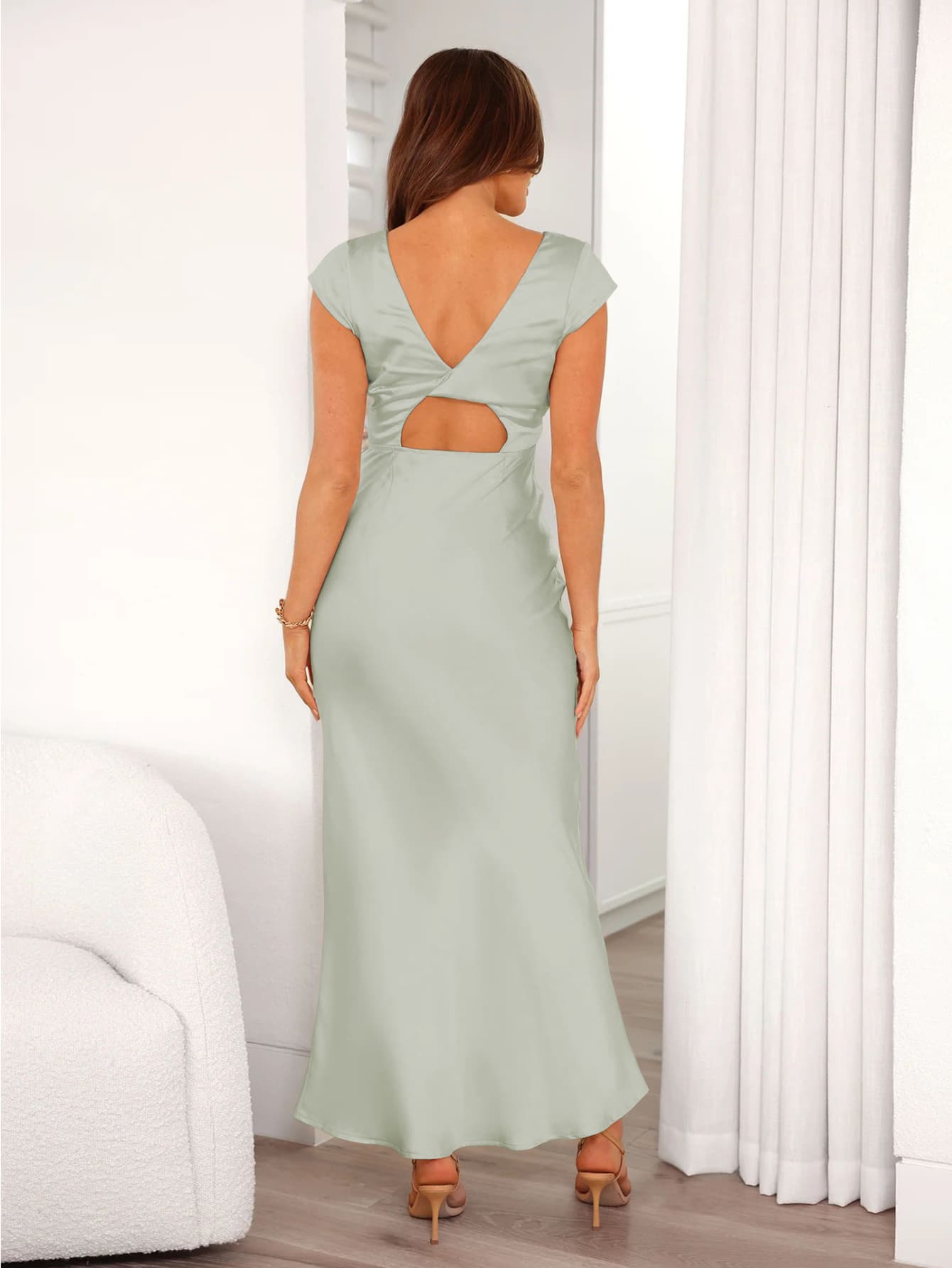 Robe longue col V satin vert de dos