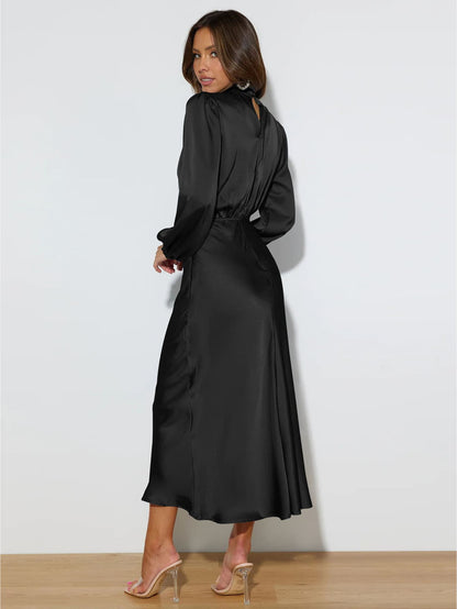 Robe longue chic satin noir côté