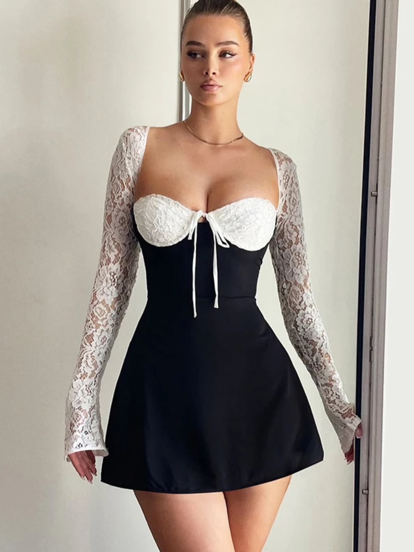 Robe manches dentelle chic noir et blanc