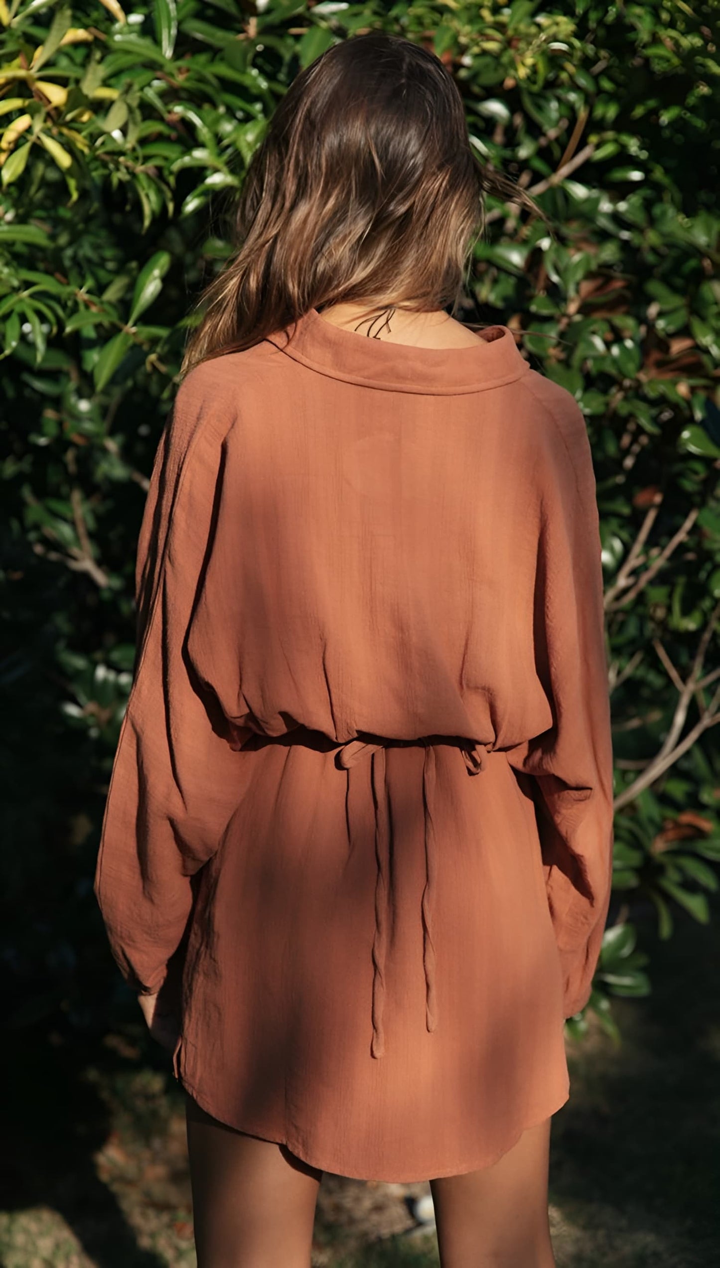 Robe hippie chic marron à manches longues de dos