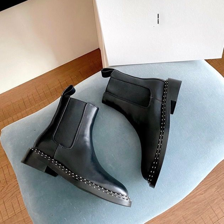 Bottines en cuir cloutées on sale